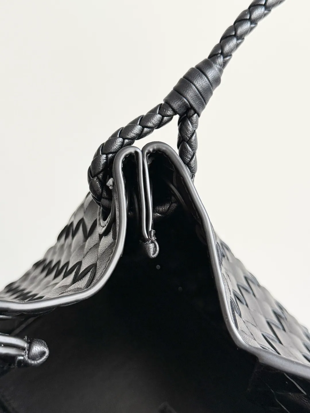 Batch 2060 BOTTEGA VENETA 2025 Autumn New Product Medium Parachuta The long-awaited new medium parachuta is here, with a unique appearance and iconic metal knots, and a whole piece of leather folds the four corners into a parachute shape! The exquisite Knot metal buckle is like putting jewelry on a bag. It is high-end and elegant. Its super capacity can hold all your things! The overall effect of this bag is very different from before. It is neither too delicate to provide a large capacity nor too bulky because of its practicality. It simply provides a perfectly suitable bag for casual and simple people👜 Style number: 835921 Size: 29.5*18.5*17.5cm